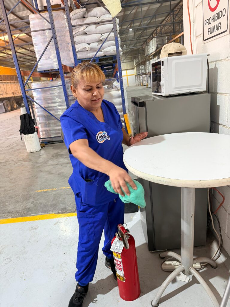 Mujer realizando limpieza profesional en oficina en Torreón